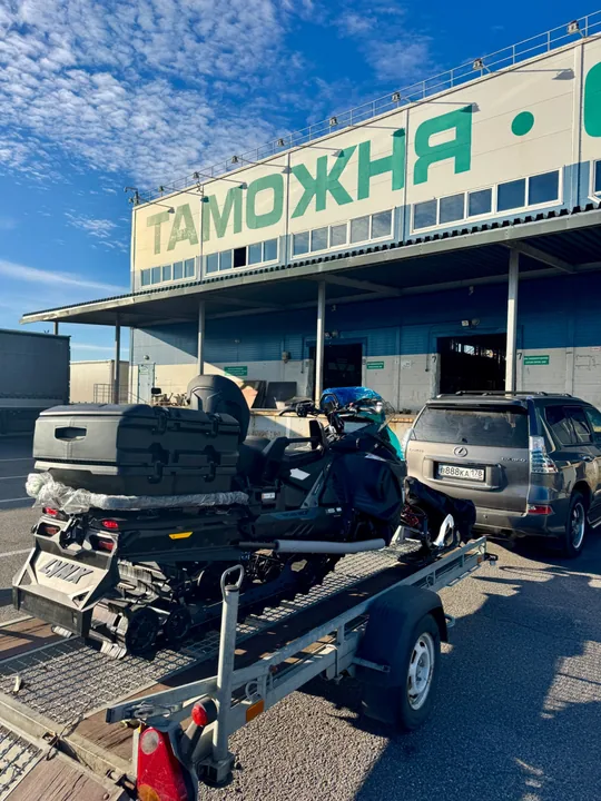 Снегоход на прицепе после прибытия