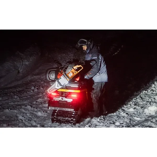 BRP 860203015 Alert Light — пример работы заднего фонаря на снегоходе